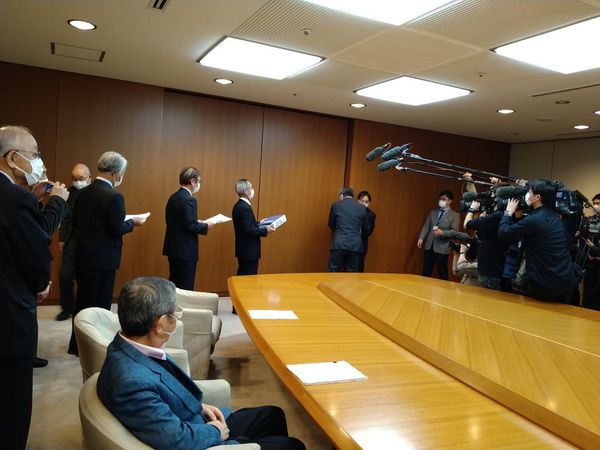 令和３年１２月２１日　１６時より　宮城県知事に対し仙台赤十字病院移転反対の要望がおこなわれ、私も陪席をいたしました。