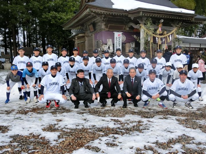 令和４年１月８日　仙台太白シニアチームの新年必勝祈願のため秋保神社に全員でお参りをいたしました。
