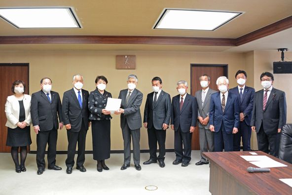 令和４年３月１１日　太白地域連合町内会より仙台市長あて、仙台赤十字病院の移転に反対する要望が約２８００名の署名を添え提出されました。