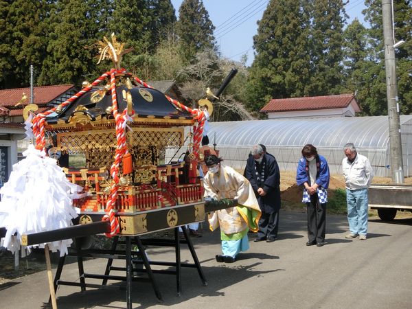 令和４年４月１０日　坪沼八幡神社例大祭の神輿渡行賀おこなわれました。