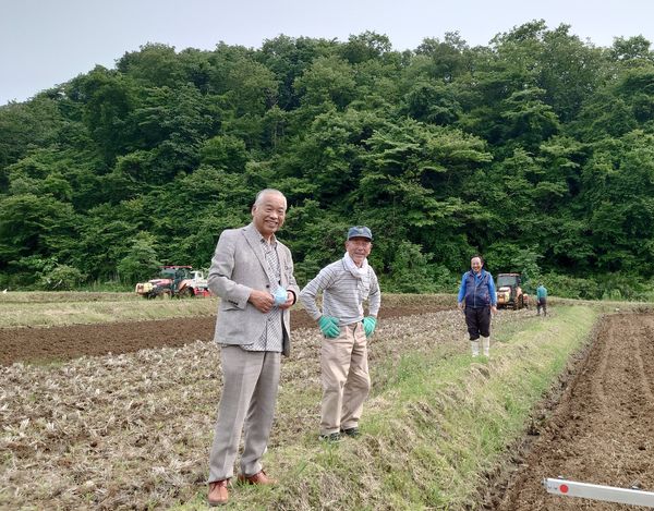 令和４年６月１８日　坪沼地区で「農事法人　おいで生産組合（１9人で構成）」による大豆の作付け（生産調整）が行われており、状況調査のため訪問しました。