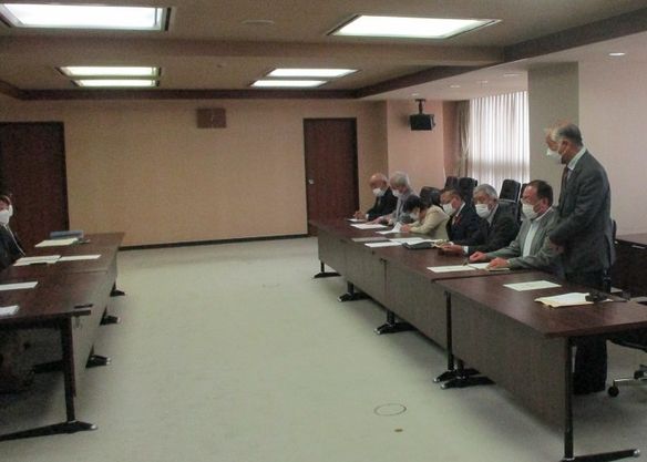 令和４年１０月１２日　郡和子市長対し「生出地区の子育て環境にかかる要望書」の提出があり陪席をいたしました。
