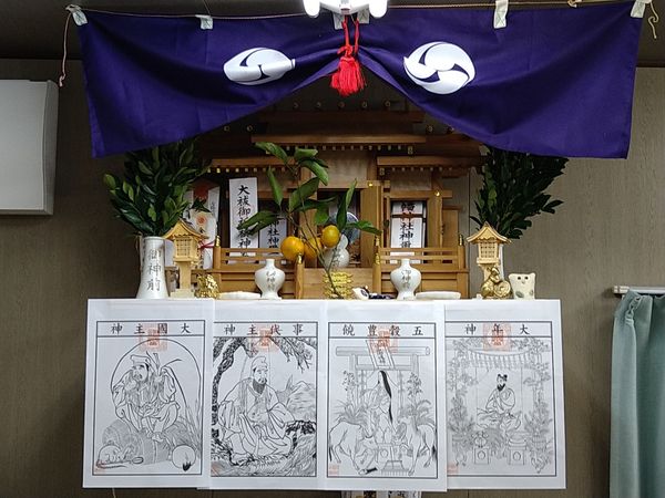 令和５年１２月３１日　事務所を近くに移転いたしましたので、急ぎ神棚を設置し正月飾りをいたしました。